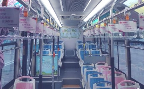 在公共汽車上