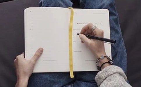 我是白色的我是彩色的素材作文